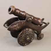 Kleine Kanone - Bronze-Modell, bewegliches Rohr auf Räderlafette, H./L. ca.15/20cm, braune und