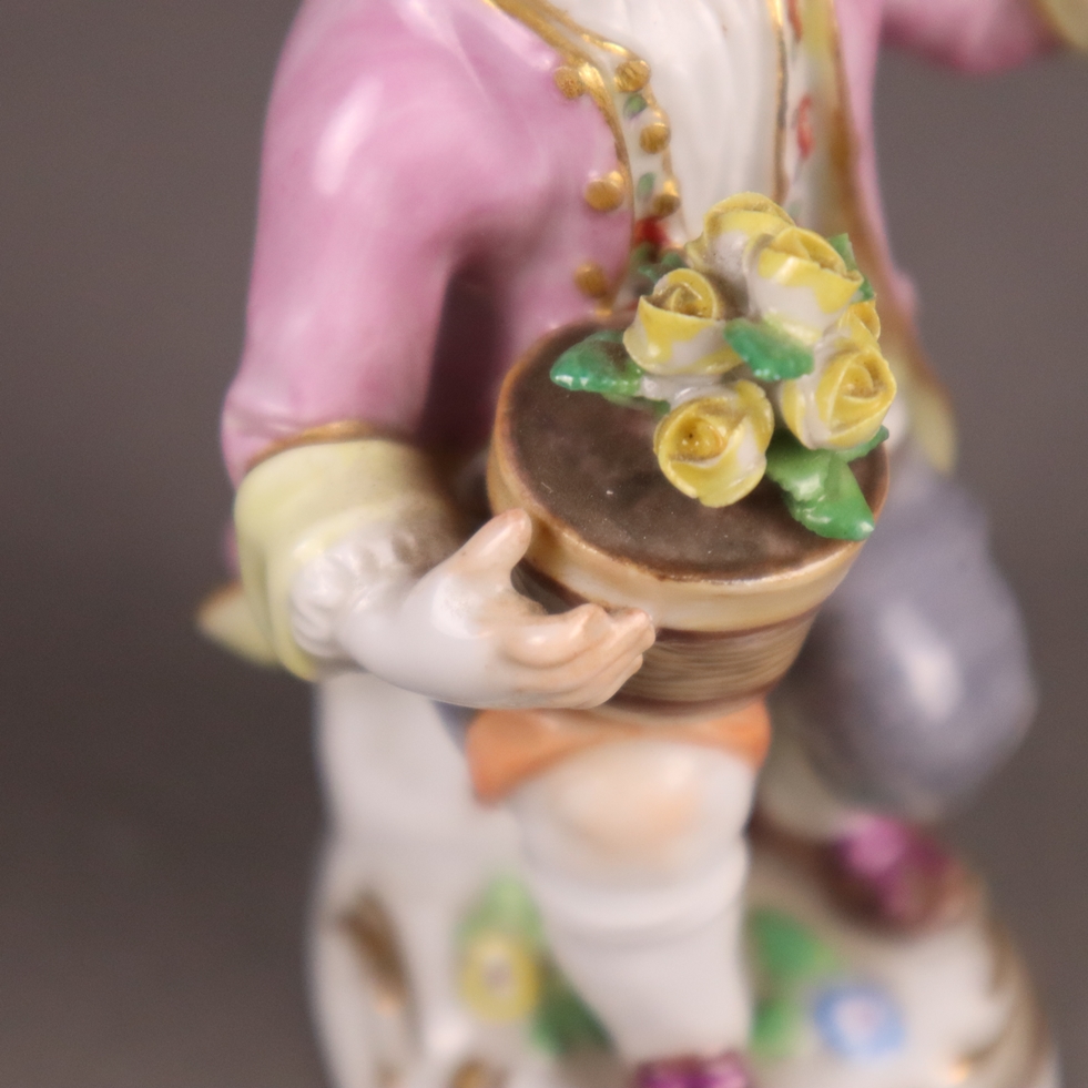 Porzellanfigur "Sitzender Gärtnerknabe mit Rosentopf" - Meissen, unterglasurblaue Schwertermarke, - Image 5 of 9