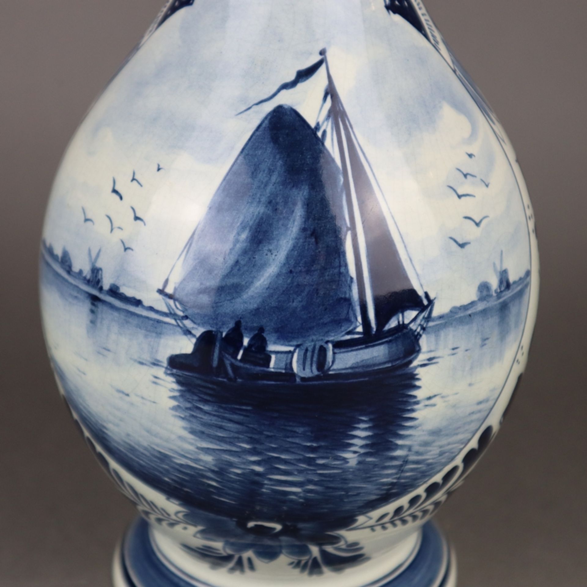 Vase - Delft, Keramik, feine Blaumalerei, Medaillon mit Segelboot, Blumendekor, Unterseite - Bild 4 aus 6