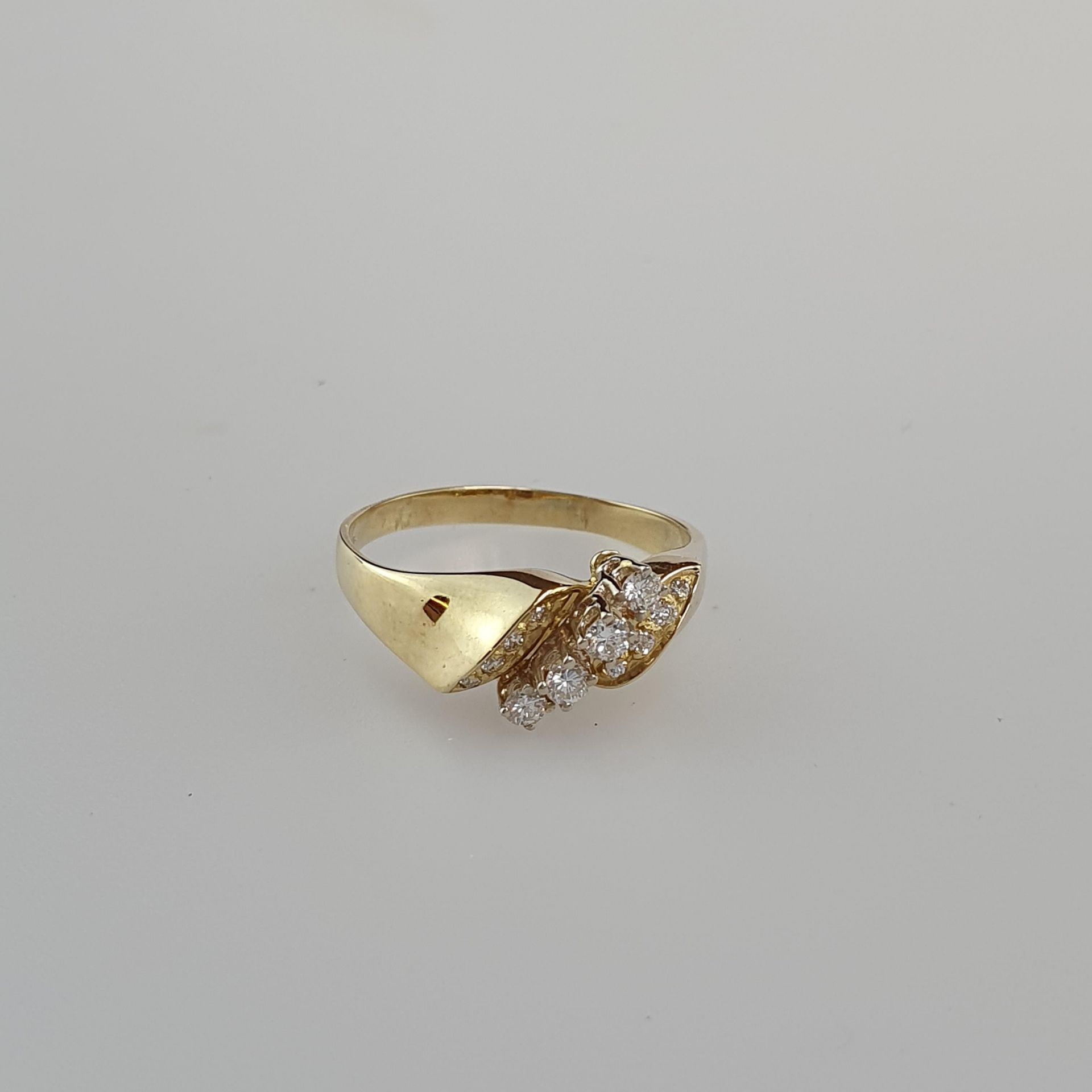 Diamantring - Gelbgold 585/000, gestempelt, Ringkopf diagonal besetzt mit 4 Diamanten von zusammen