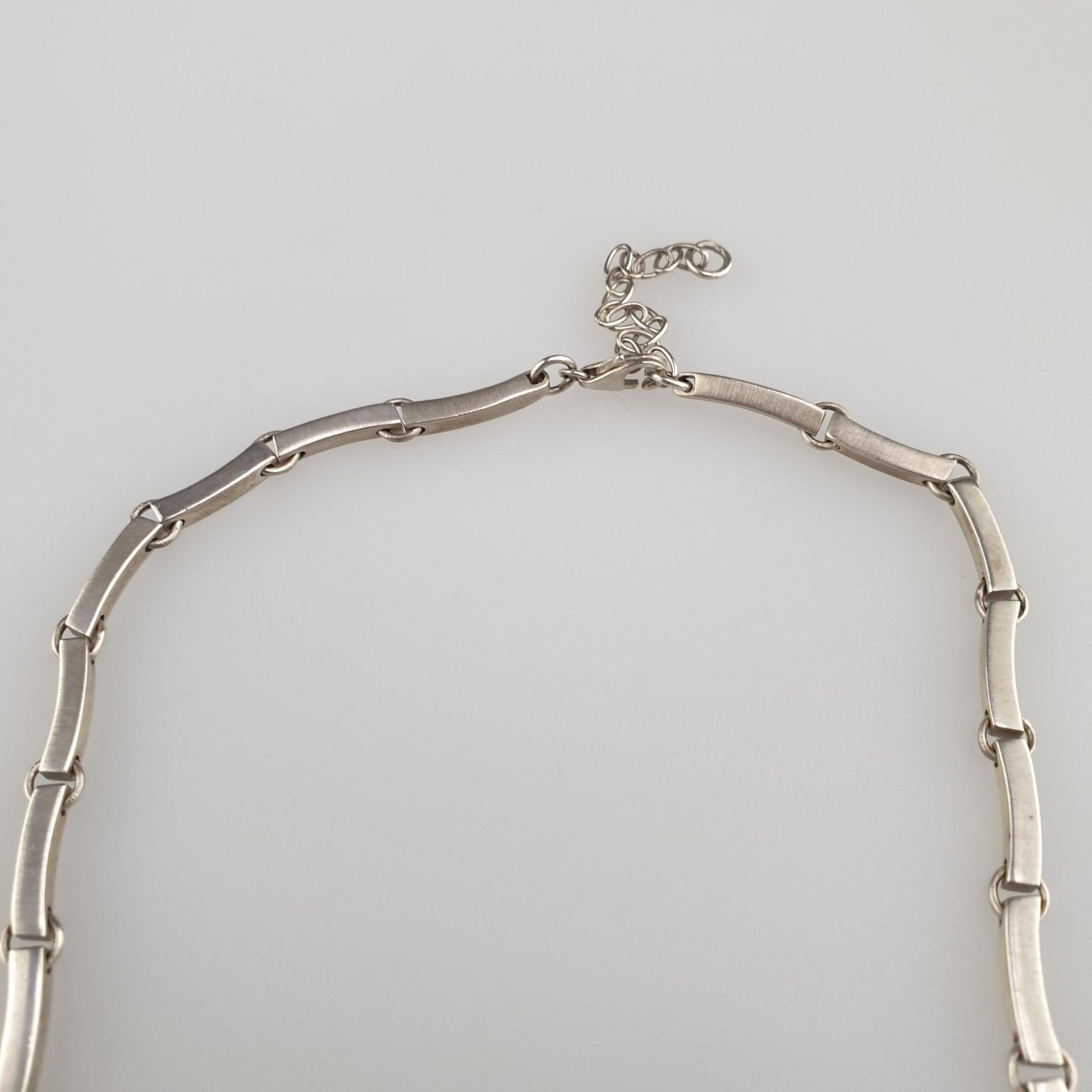 Silbercollier - 925er Silber, gestempelt, aus 33 beweglichen leicht gebogten Gliedern, Gesamtgewicht - Bild 3 aus 4