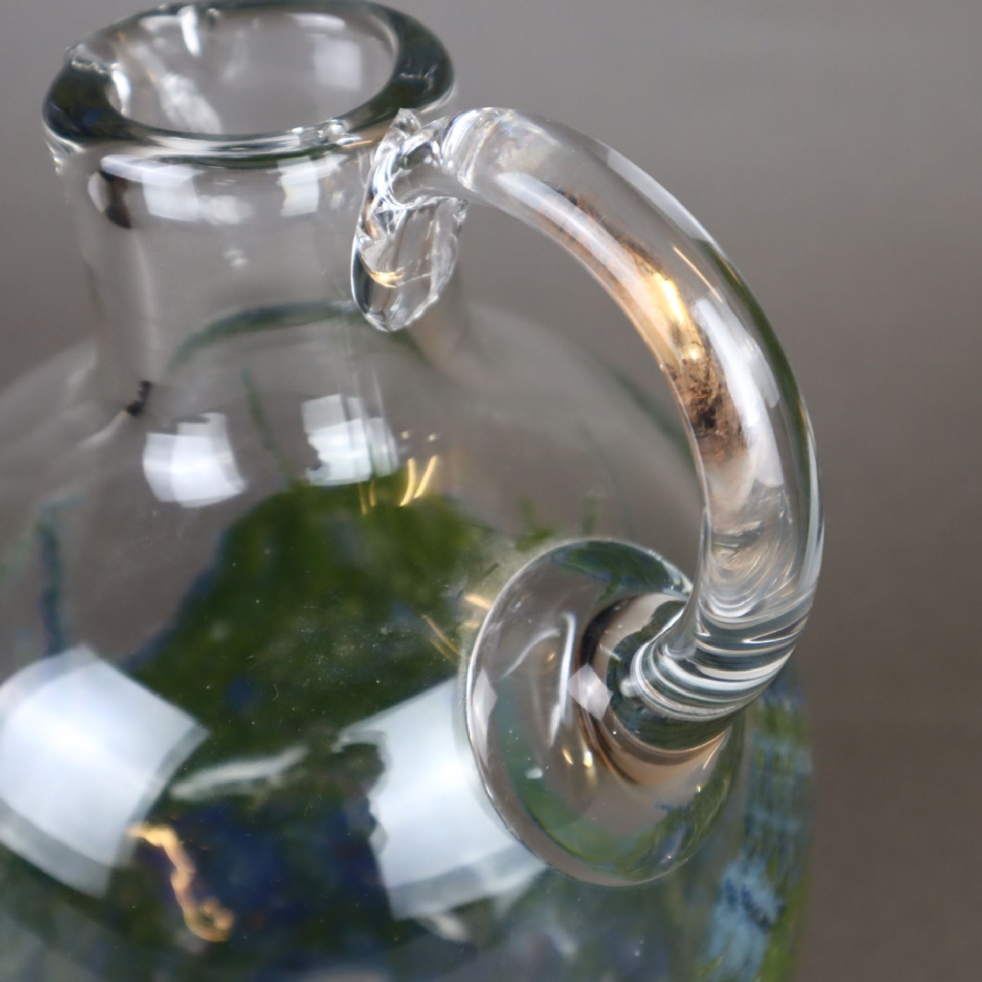Glaskrug - gebauchte Form, dickwandiges farbloses Glas mit eingestochenen Luftblasen und blauen - Bild 3 aus 7