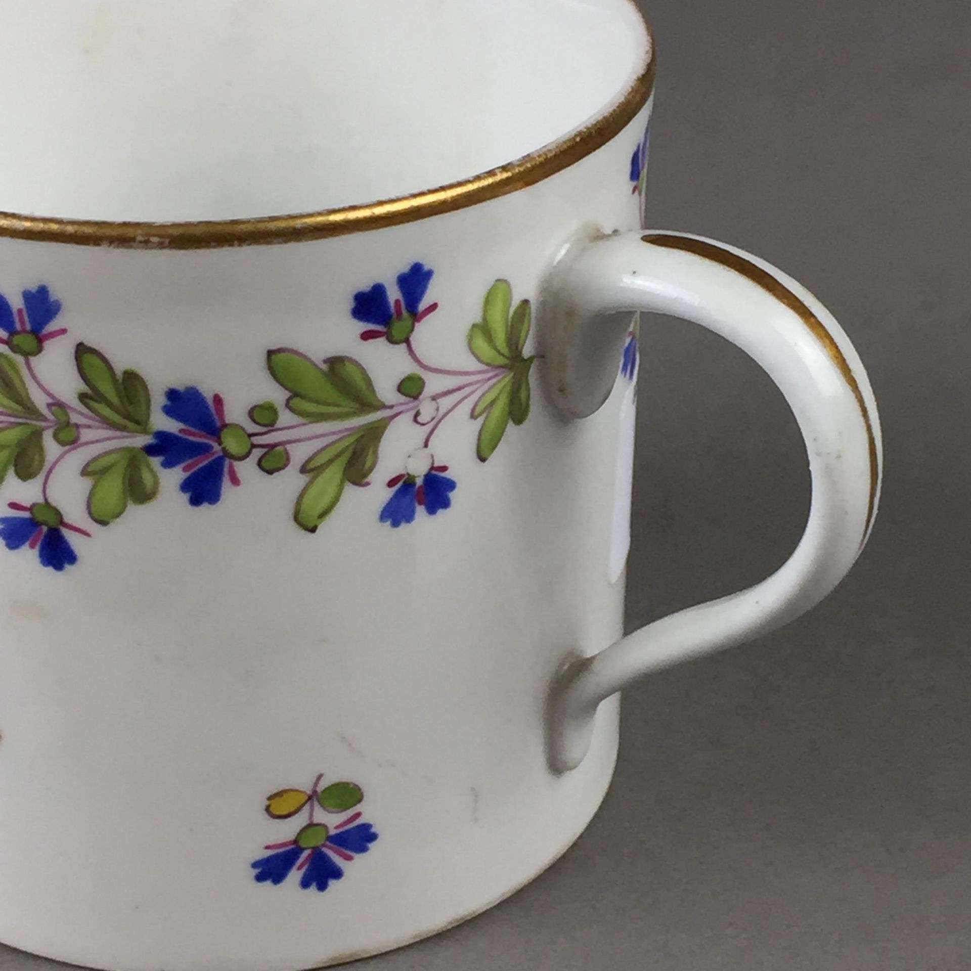 Tasse mit Untertasse mit Kornblumendekor - 18./19.Jh., Tasse mit Ritzmarke "W" (wohl Wallendorf), - Bild 3 aus 6