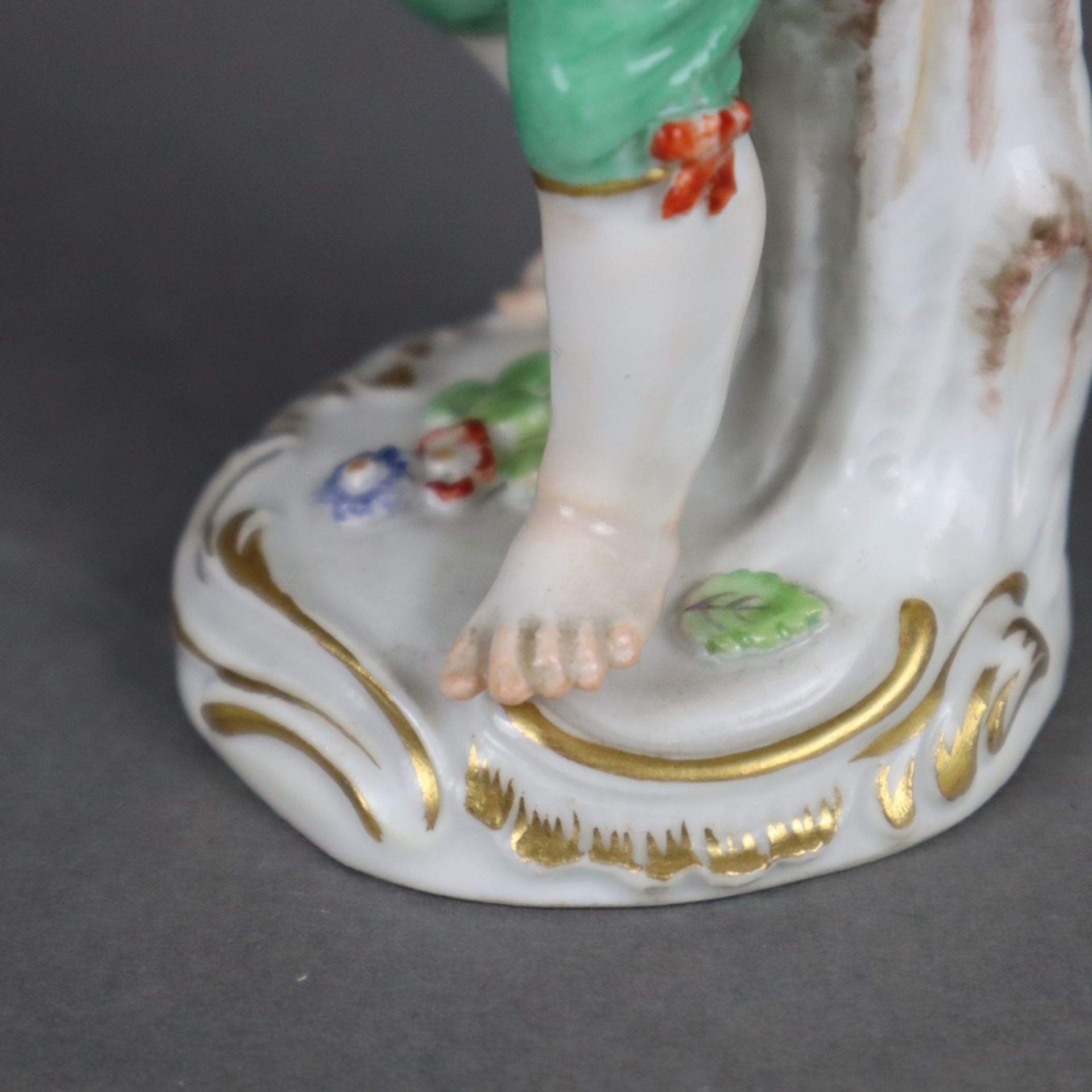 Porzellanfigur "Gärtnerknabe" - Meissen, unterglasurblaue Schwertermarke, Entwurf von Johann Joachim - Bild 8 aus 10