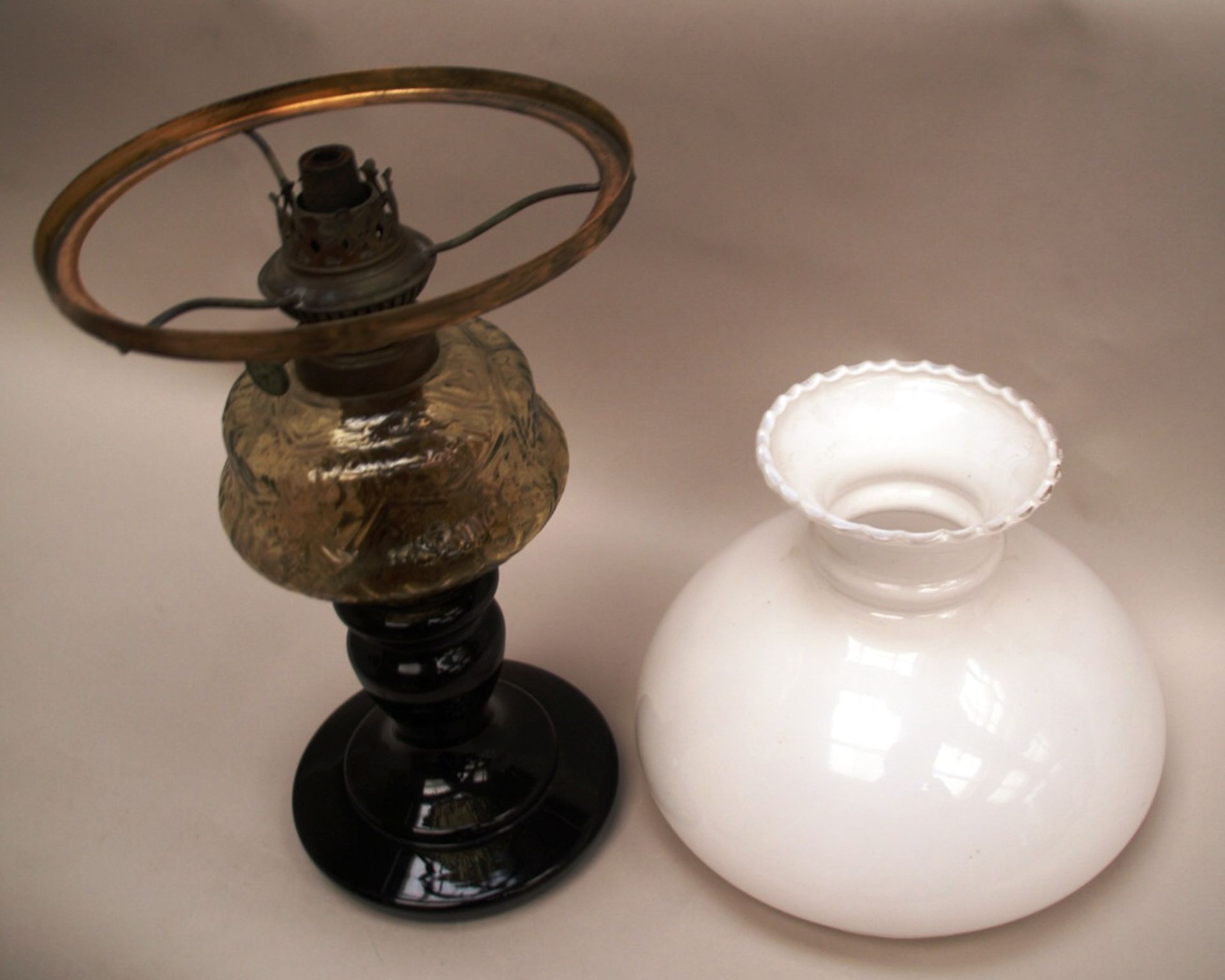 Petroleumlampe - Glas, um 1900, Balusterhohlfuß, Bohrung am Stand mit Beschädigung, Schirm aus - Bild 2 aus 2