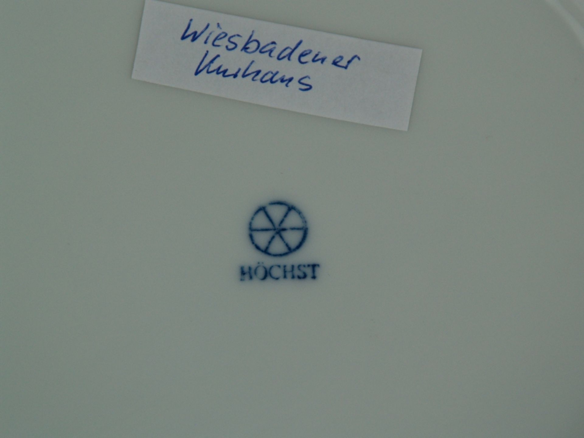 Deckeldose - Hoechst blaue Radmarke, 20.Jh., weißer Scherben/Biskuitporzellan, Deckel mit - Image 2 of 2