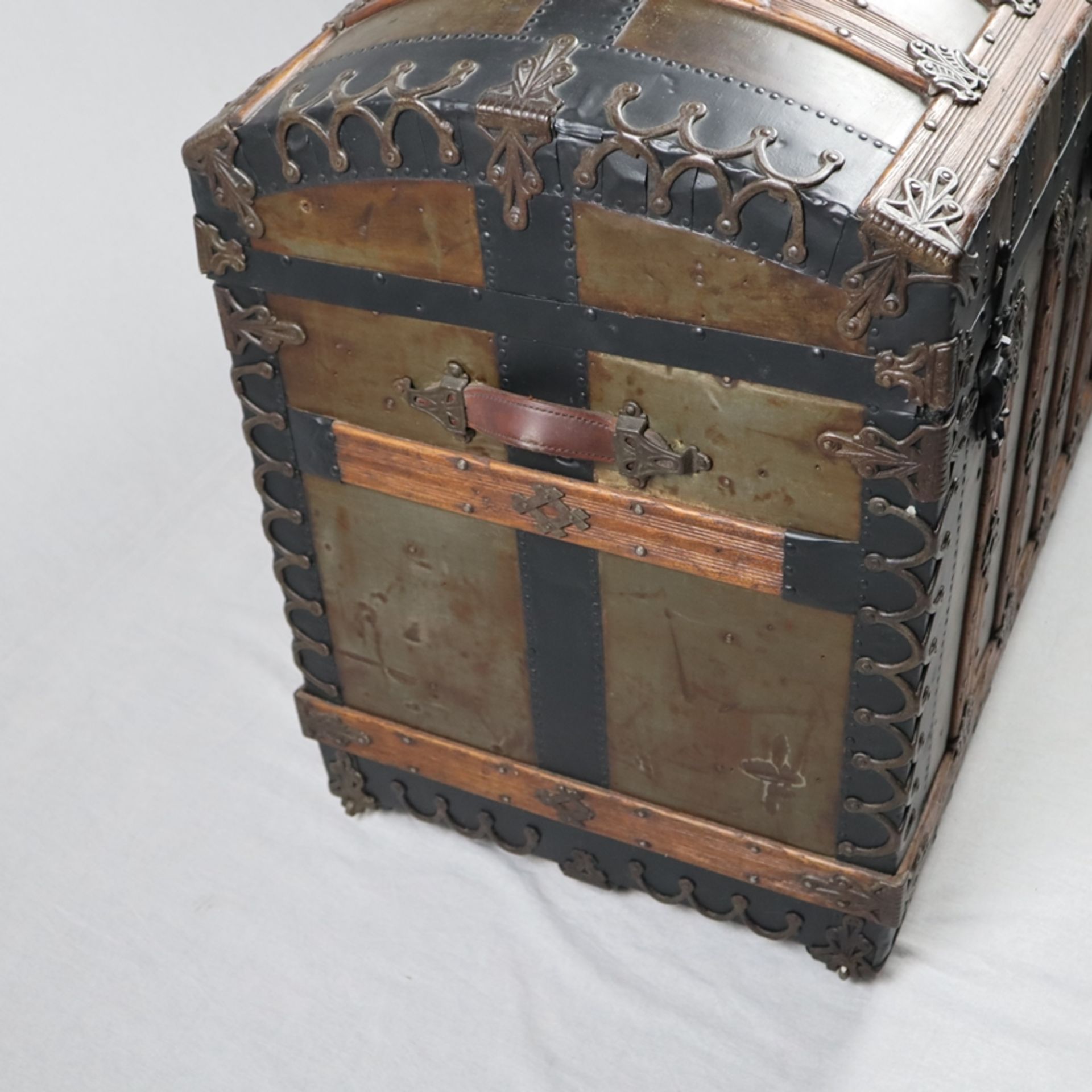 Truhe - 19.Jh., rechteckige Holztruhe mit gewölbtem Deckel, Holzkorpus mit Blech ummantelt, - Bild 5 aus 15