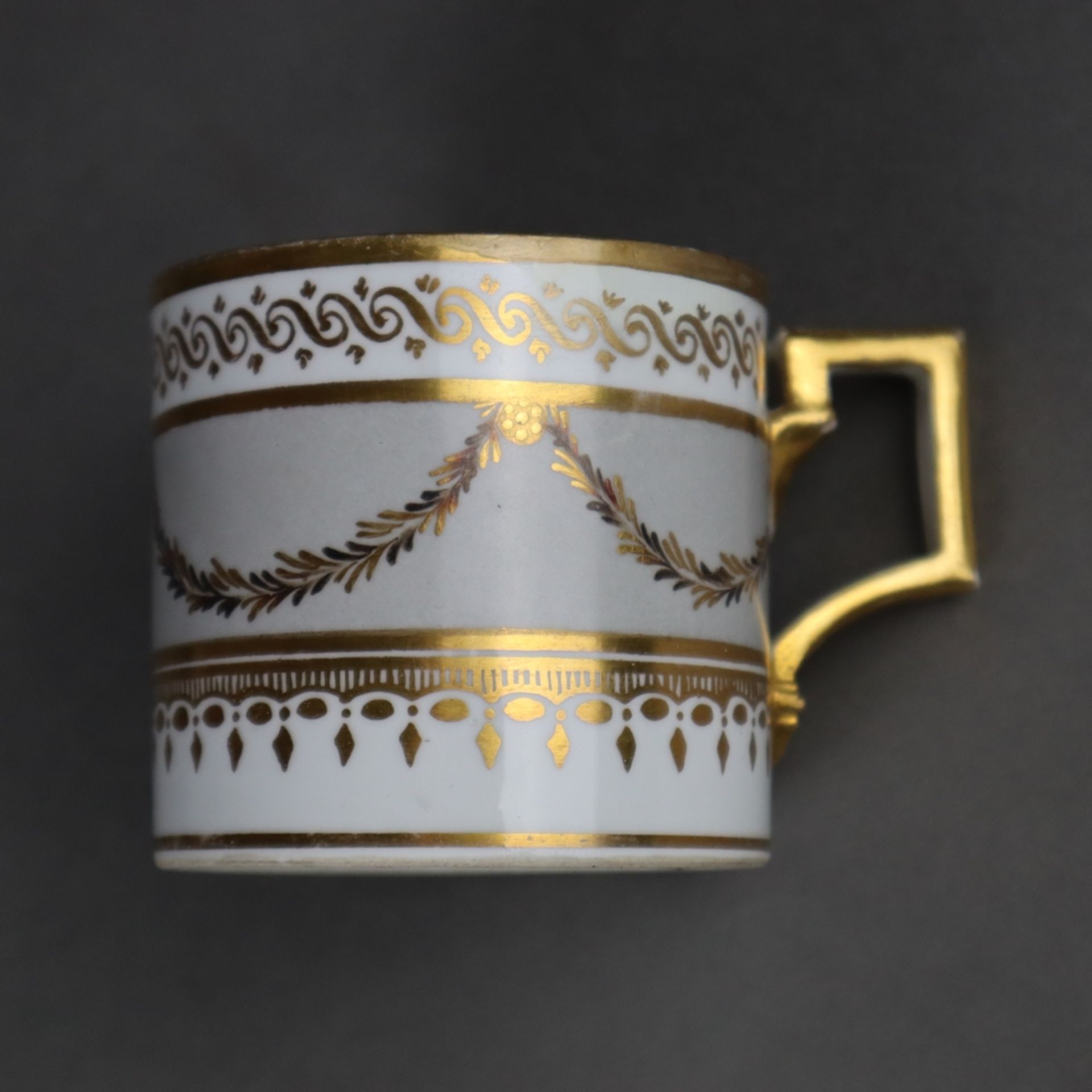 Tasse mit Untertasse - 19.Jh., Porzellan, teils Girlandendekor auf grauem Fond, üppige Goldstaffage, - Bild 3 aus 6