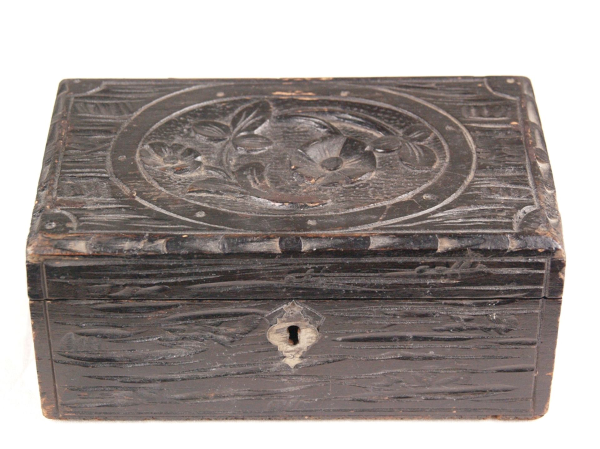 Schatulle - Holz, Schnitzdekor, Deckel mit geschnitztem Blumendekor, schwarz gebeizt, teilweise