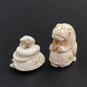 Zwei Netsukes - Japan 20.Jh., Elfenbein geschnitzt, graviert und partiell eingefärbt, Katabori,