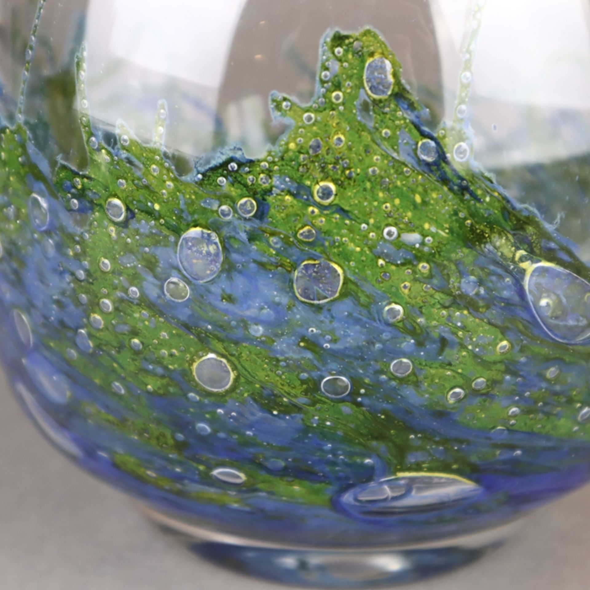 Glaskrug - gebauchte Form, dickwandiges farbloses Glas mit eingestochenen Luftblasen und blauen - Bild 6 aus 7