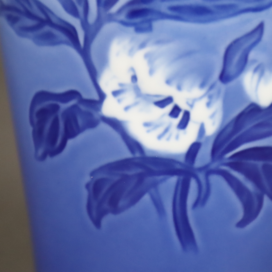 Paar Vasen - Bing & Groendahl, Dänemark, Weißporzellan mit unterglasurblauem, reliefiertem - Image 4 of 5