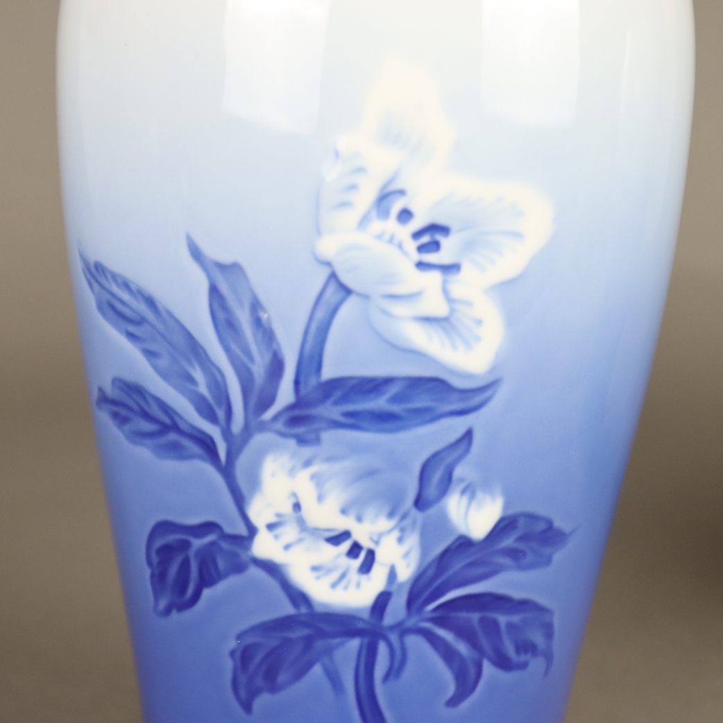 Paar Vasen - Bing & Groendahl, Dänemark, Weißporzellan mit unterglasurblauem, reliefiertem - Image 2 of 5