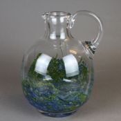 Glaskrug - gebauchte Form, dickwandiges farbloses Glas mit eingestochenen Luftblasen und blauen