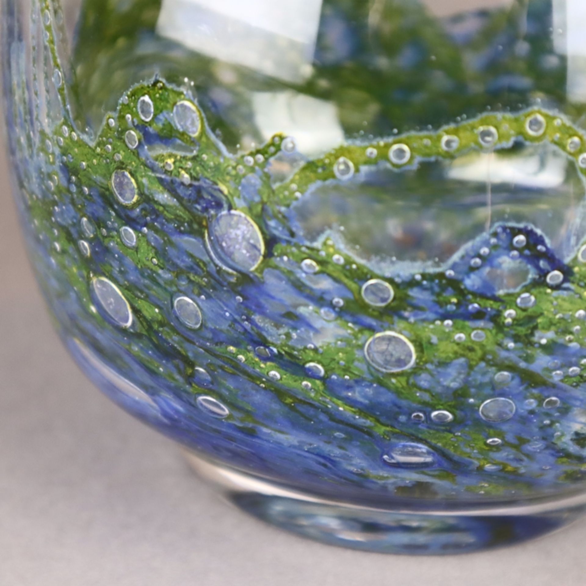 Glaskrug - gebauchte Form, dickwandiges farbloses Glas mit eingestochenen Luftblasen und blauen - Bild 5 aus 7