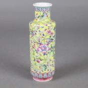 Kleine Vase -China. 20. Jh., Porzellan, bemalt mit Aufglasurfarben auf gelbem Fond: umlaufend