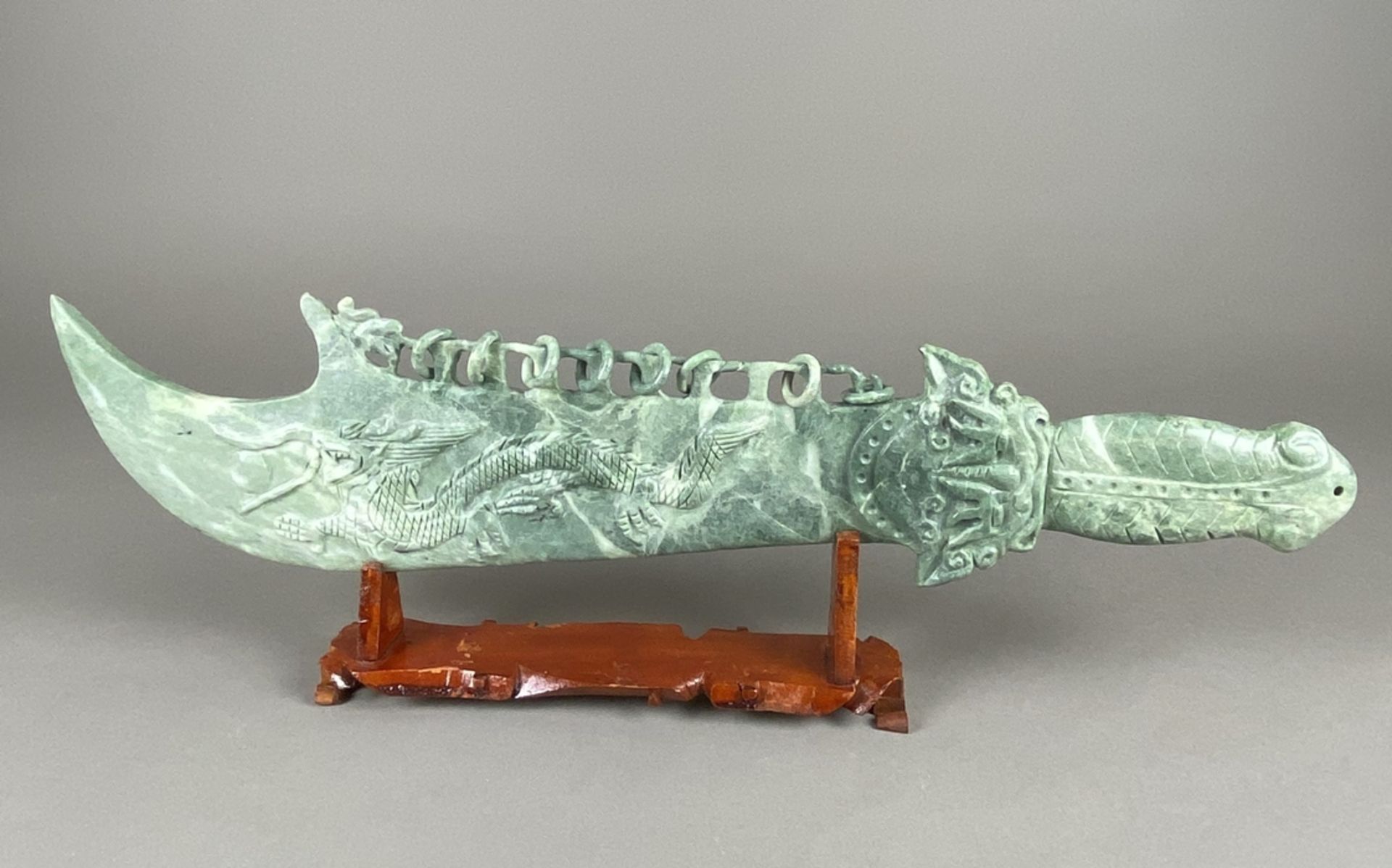 Zierschwert im Ständer - China 20.Jh., großes stilisiertes Schwert aus Jade, blattförmige Klinge