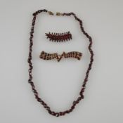 Granatschmuck-Konvolut - dreiteilig: 2x Broschen, L.ca.3,5 und 5,5cm, 1x Halskette mit