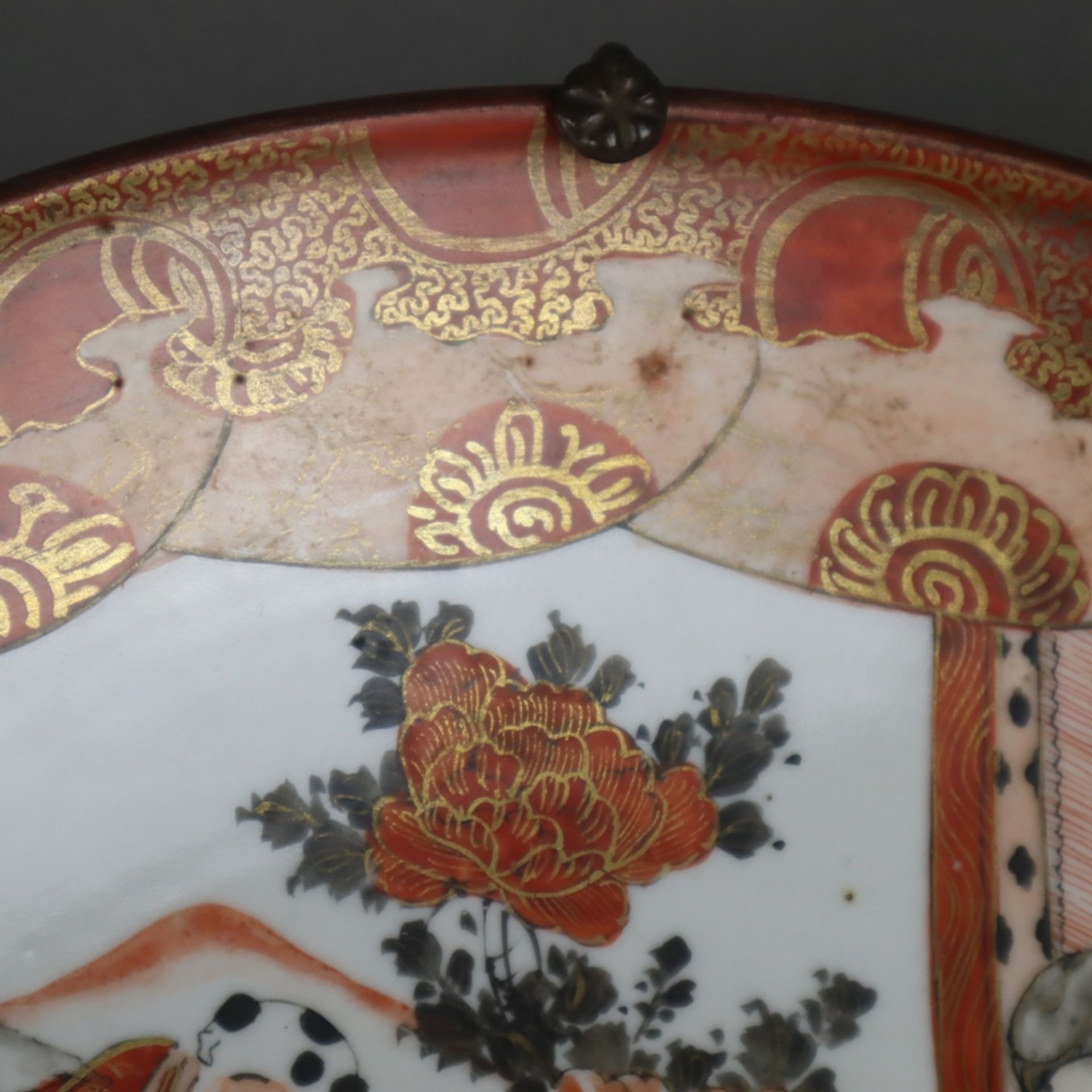 Teller - Japan, Meiji-Periode, Kutani-Porzellan, runde gemuldete Form, farbig und gold gemalter - Bild 6 aus 8