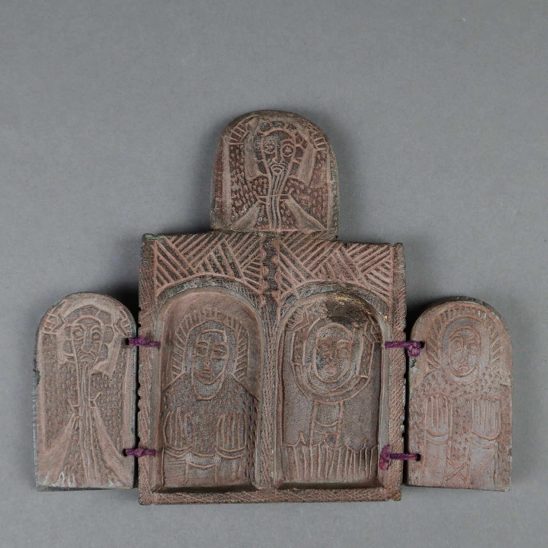 Koptischer Reisealtar - rötlicher Ton, Sgraffito-Dekor, beidseitig je 2 Flügeltüren, außen - Bild 2 aus 7