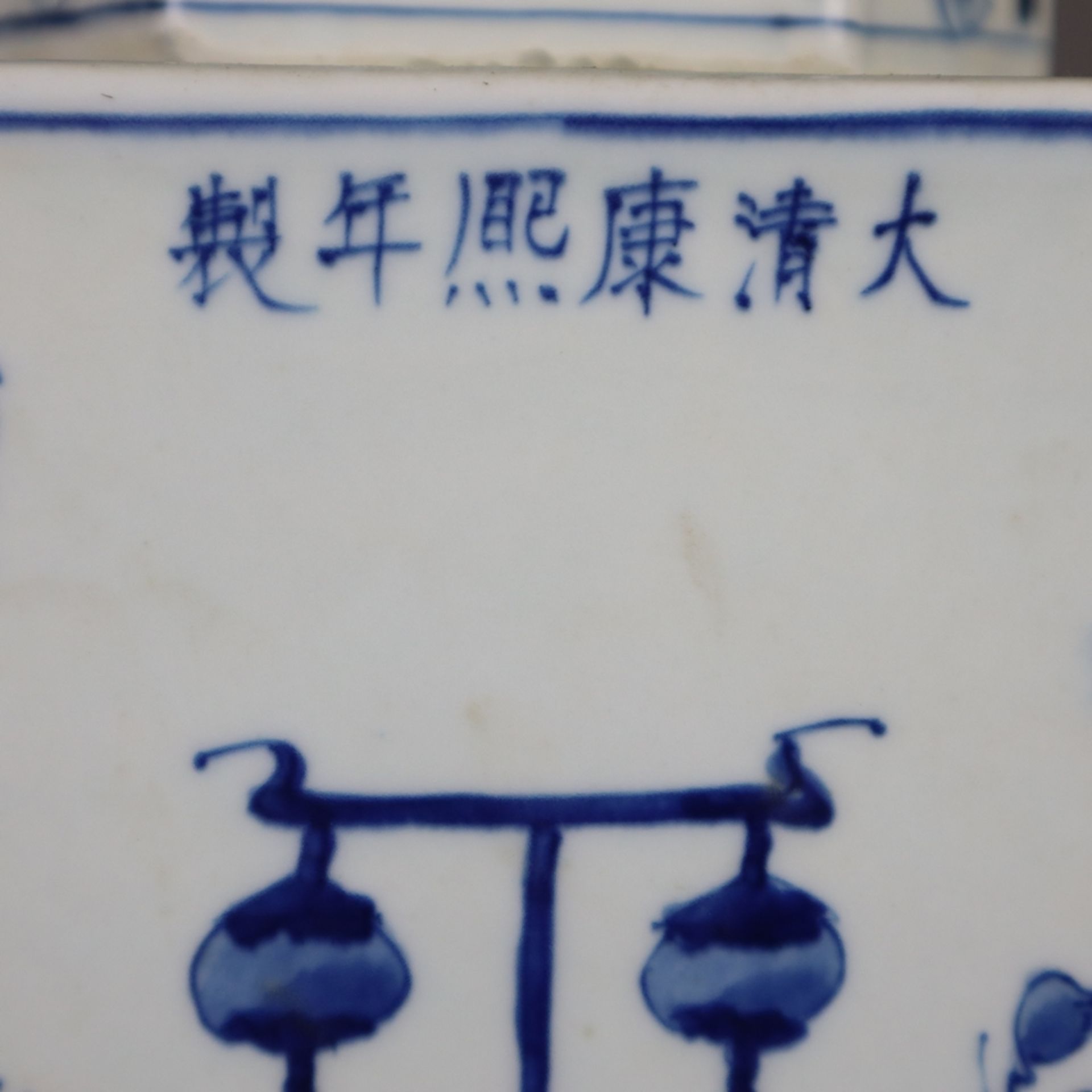 Große Teedose - China, hexagonale Form, Porzellan mit unterglasurblauer figürlicher Malerei, - Image 7 of 9