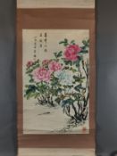 Chinesisches Rollbild - Päonienbusch, leichte Farben und Tusche auf ornamentiertem Papier, in