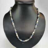 Halskette - aus verschiedenfarbenen Schmuckperlen, u.a. Glas, Metall, Karabinerverschluß, L.ca.47cm,