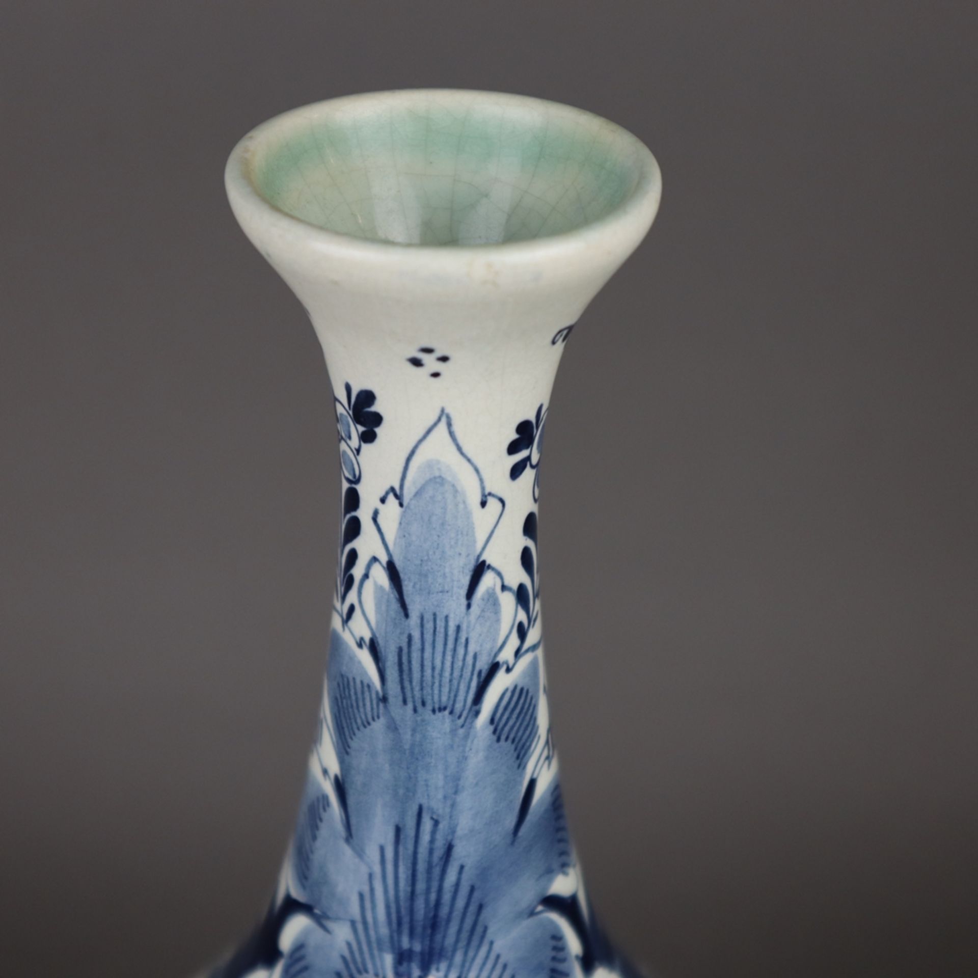 Vase - Delft, Keramik, feine Blaumalerei, Medaillon mit Segelboot, Blumendekor, Unterseite - Bild 2 aus 6