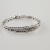 Silberarmband - 800er Silber, zur Mitte verbreiternd mit 5 facettierten Zirkoniasteinen,