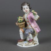 Porzellanfigur "Sitzender Gärtnerknabe mit Rosentopf" - Meissen, unterglasurblaue Schwertermarke,