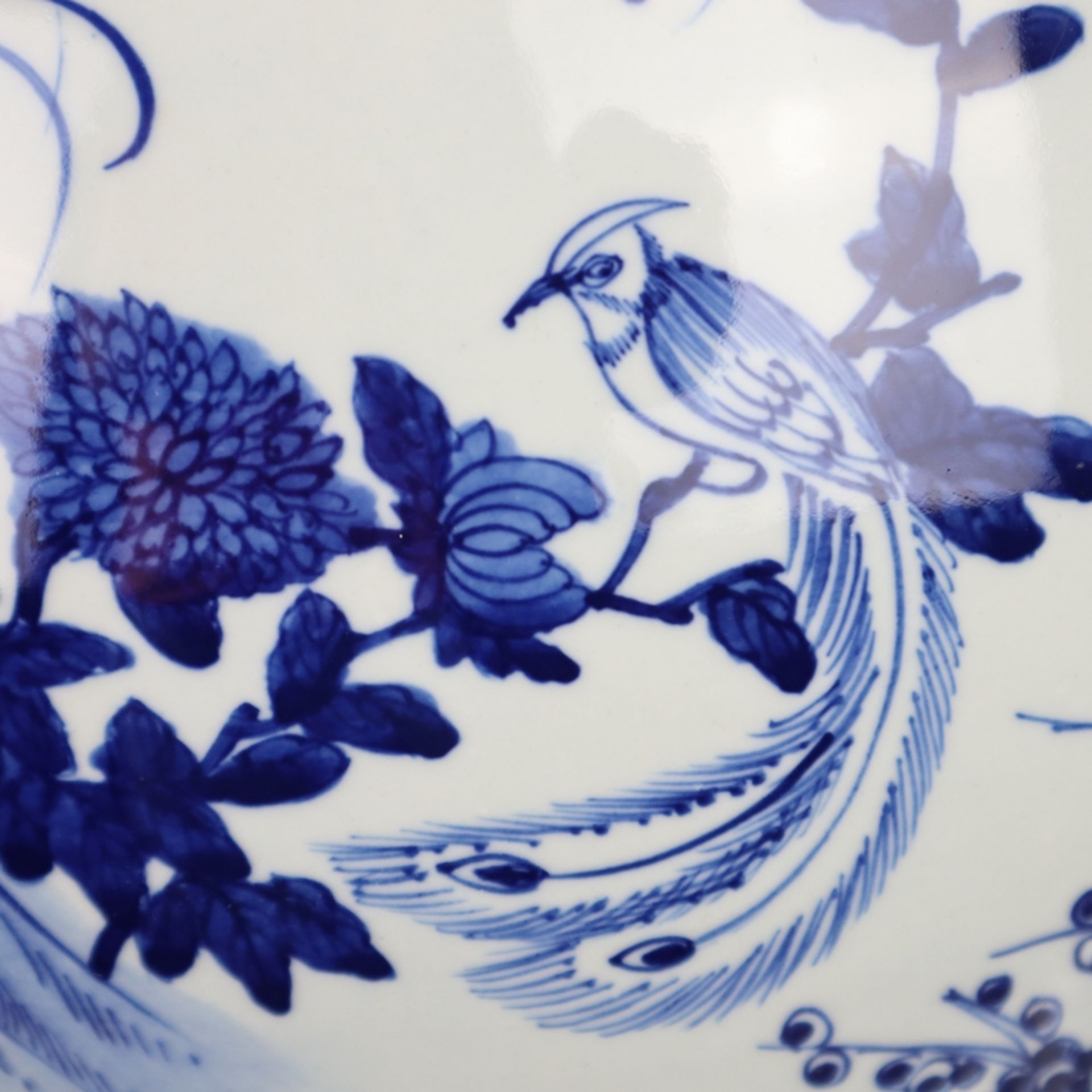 Große Blau-Weiß-Deckelvase - unterglasurblaue Bemalung mit Teichlandschaft mit diversen Vögeln und - Bild 9 aus 14