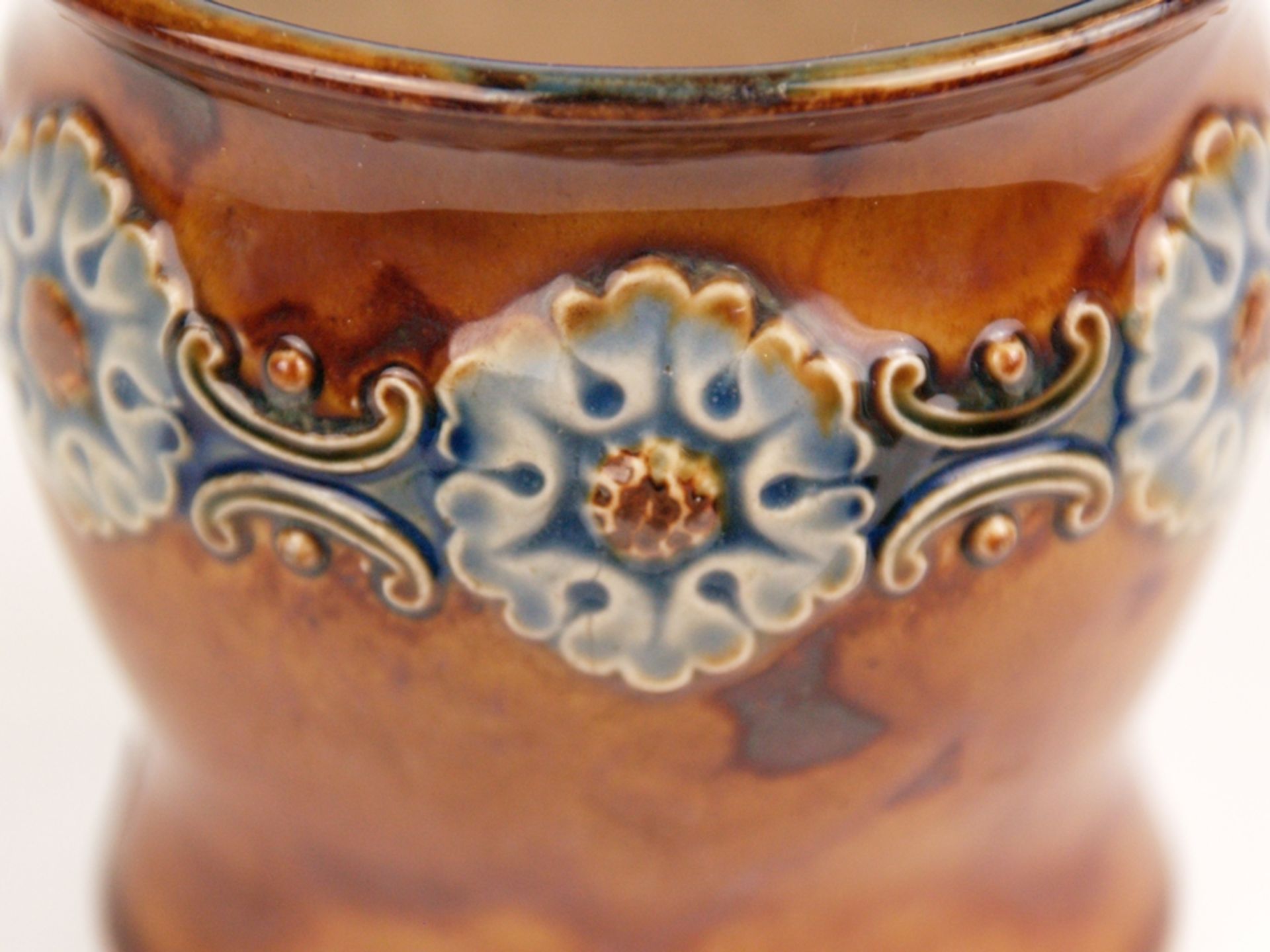 Keramik-Zierbecher - Royal Doulton, England, Modellnummer 6833, außen braune Glasur, umlaufend - Bild 4 aus 6