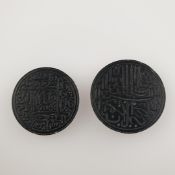 Zwei knopfförmige Steinplaketten - schwarz, beide fein graviert mit kalligrafischen Inschriften, Dm.