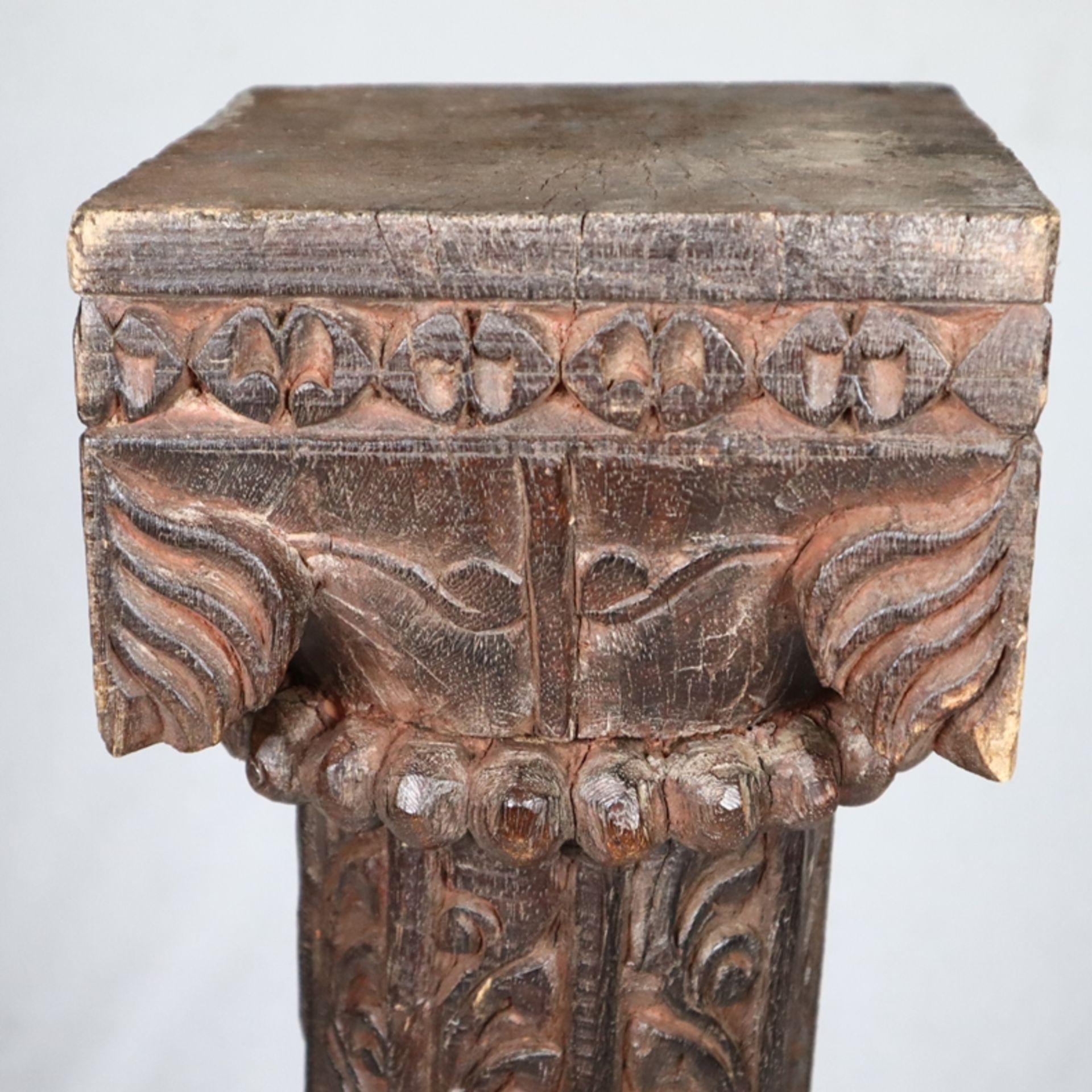 Kleine Holzsäule - Indien, runde Schäftung mit verziertem Kapitell und Basis, rundum geschnitzte - Bild 2 aus 6