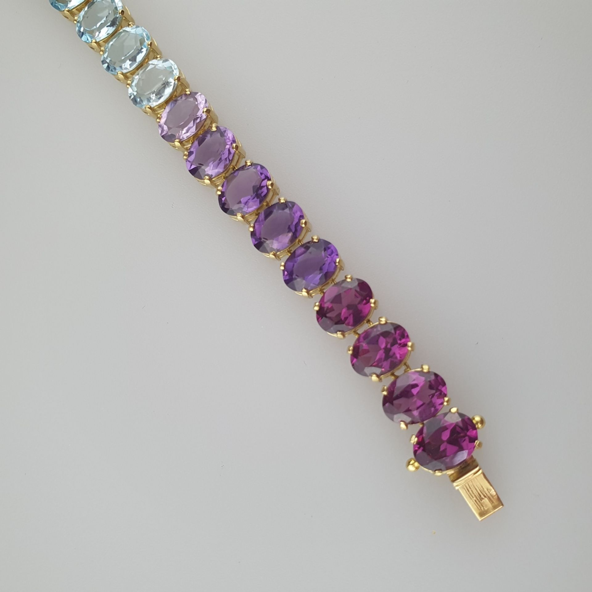 Multicolor-Armband - 18Kt.-Gelbgold, Goldschmiedearbeit, Besatz mit Amethysten, Blautopasen, - Bild 2 aus 5