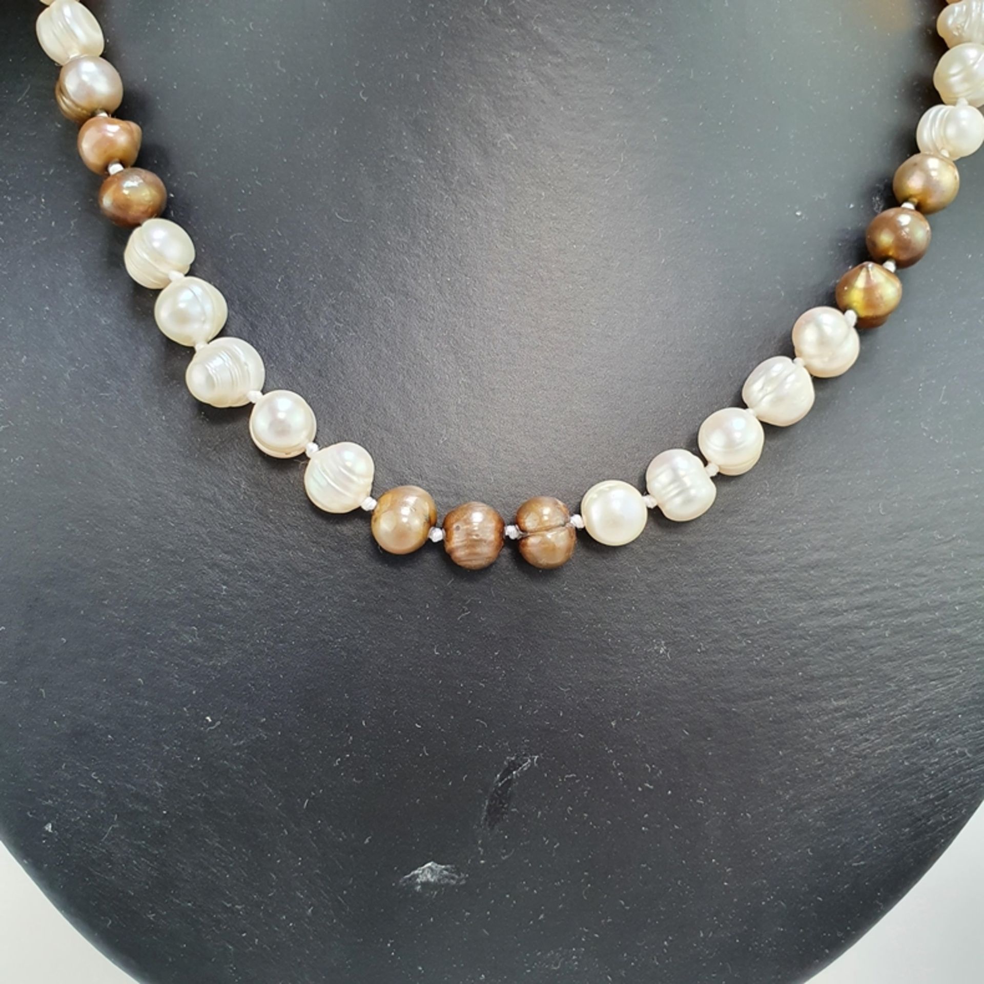 Süßwasserperlen-Collier - aus 45 lüstrierende Barockperlen in Einzelknotung, cremefarbene Perlen - Bild 2 aus 4