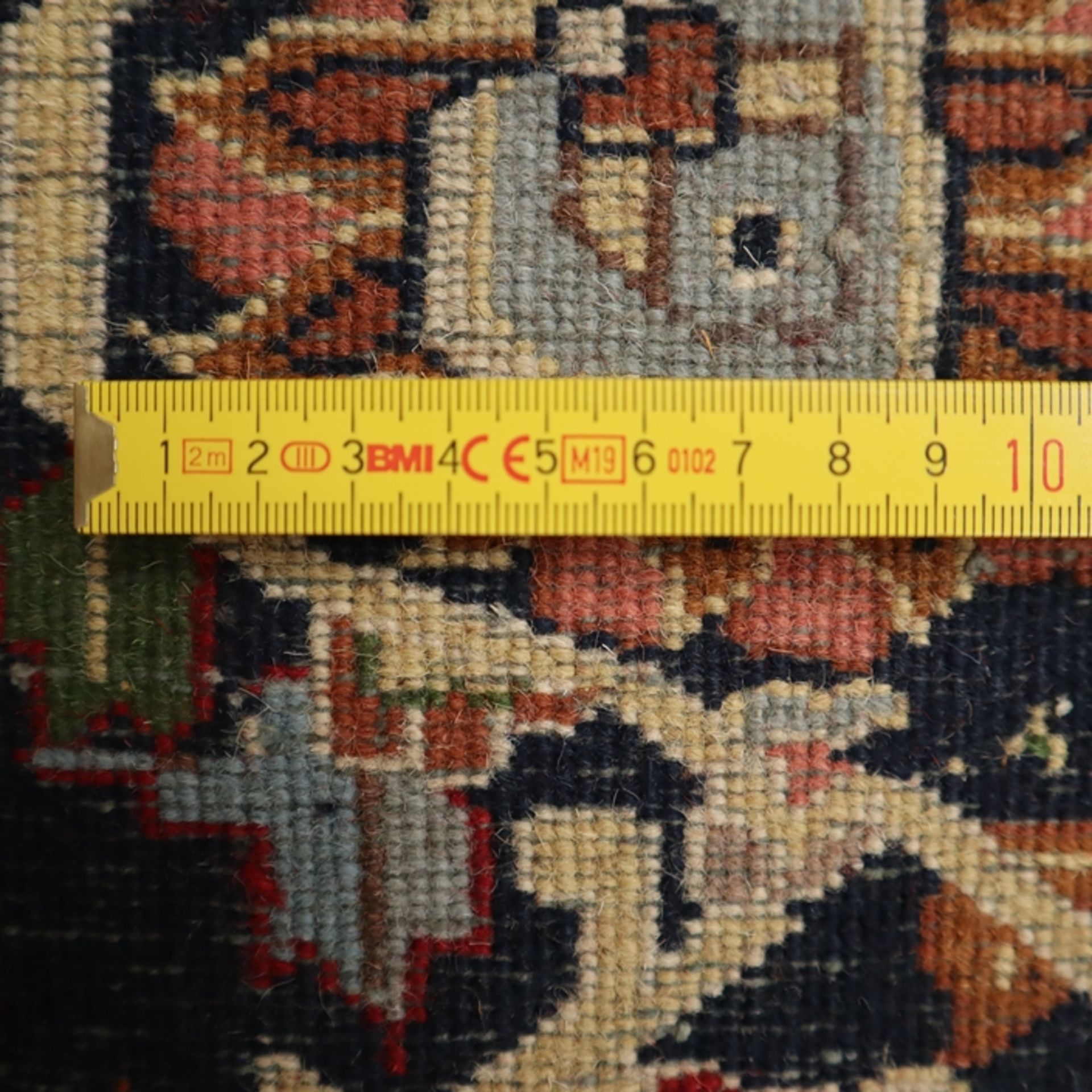 Keschan-Teppich - Wolle, rotgrundig, zentrales Medaillon, ornamentales und florales Muster, - Bild 10 aus 10