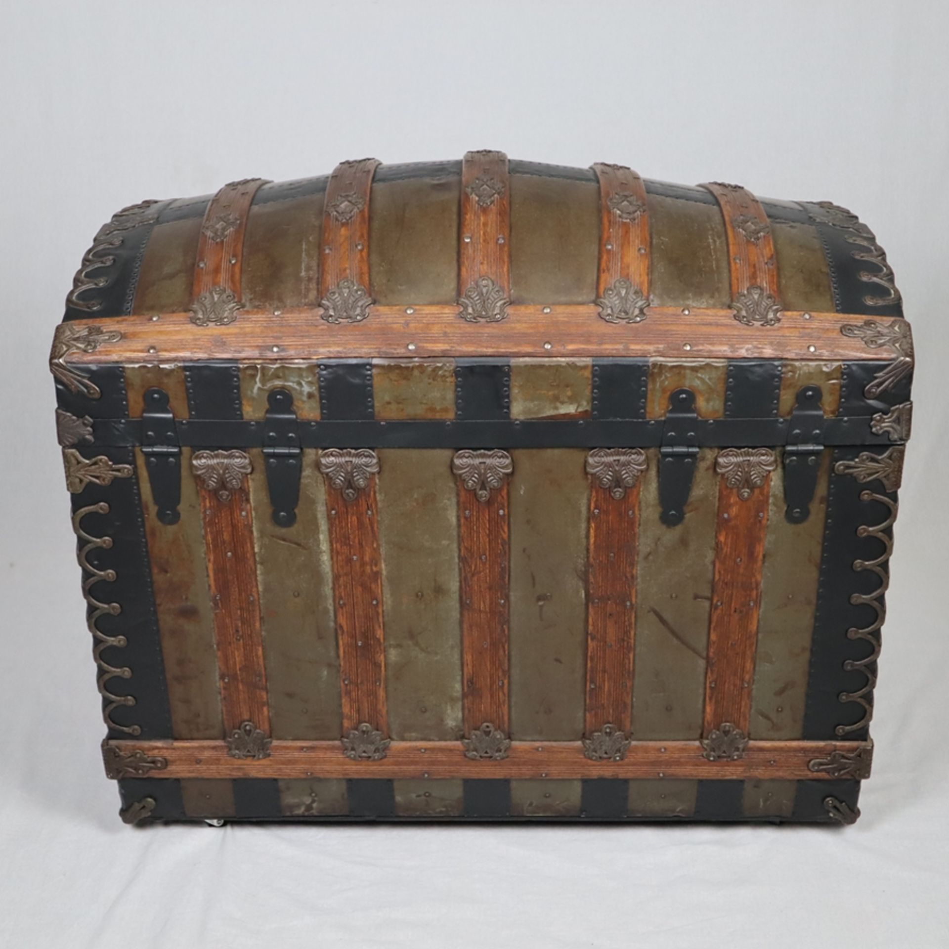 Truhe - 19.Jh., rechteckige Holztruhe mit gewölbtem Deckel, Holzkorpus mit Blech ummantelt, - Bild 15 aus 15