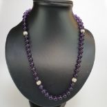 Amethystkette - 50 glatt polierte Amethystkugeln alternierend mit 4 Metallkugeln, D.8mm