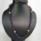 Amethystkette - 50 glatt polierte Amethystkugeln alternierend mit 4 Metallkugeln, D.8mm