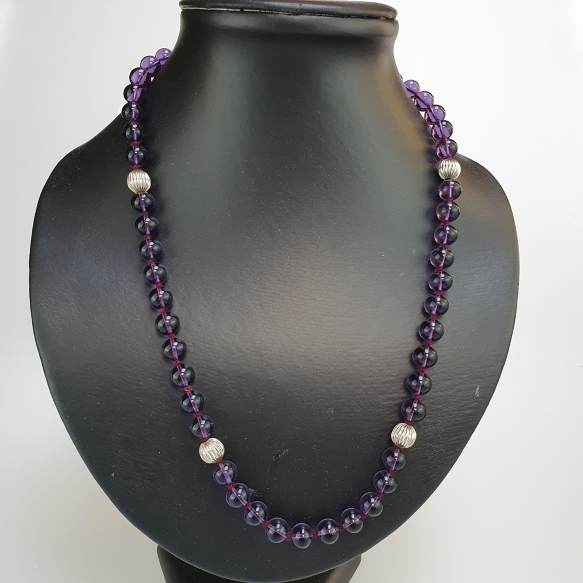 Amethystkette - 50 glatt polierte Amethystkugeln alternierend mit 4 Metallkugeln, D.8mm