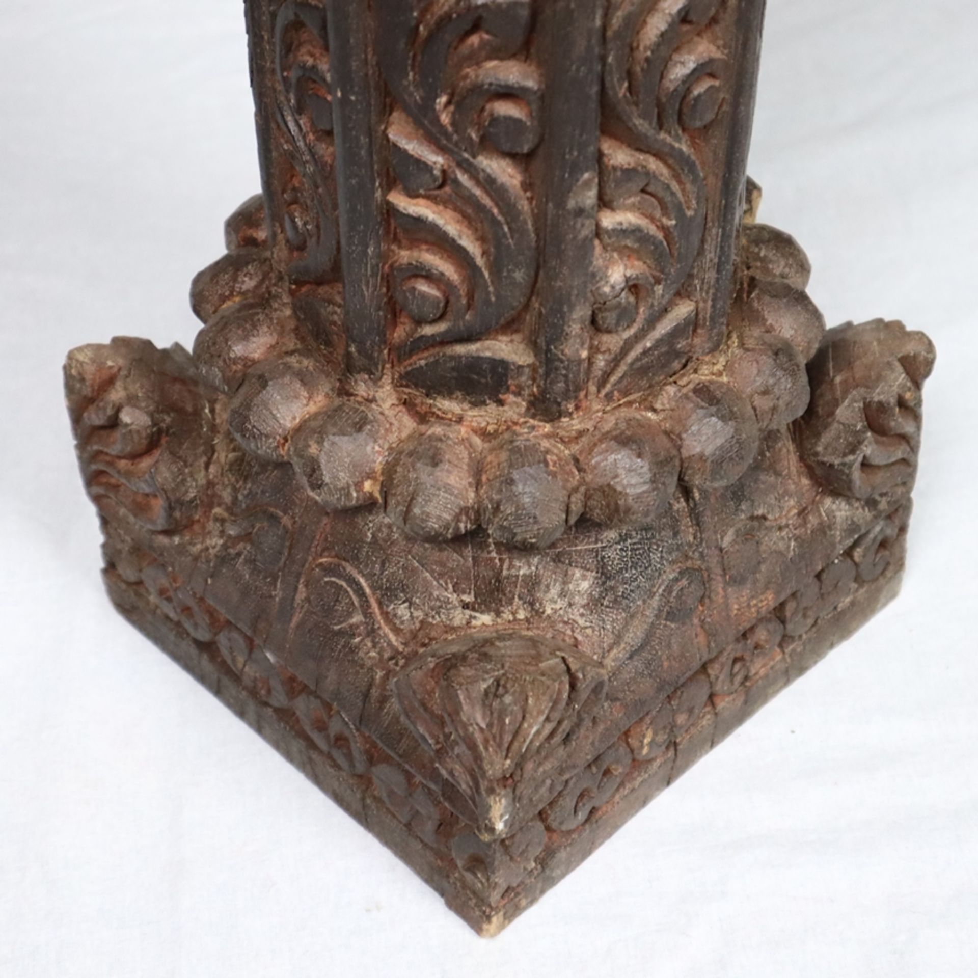 Kleine Holzsäule - Indien, runde Schäftung mit verziertem Kapitell und Basis, rundum geschnitzte - Bild 6 aus 6