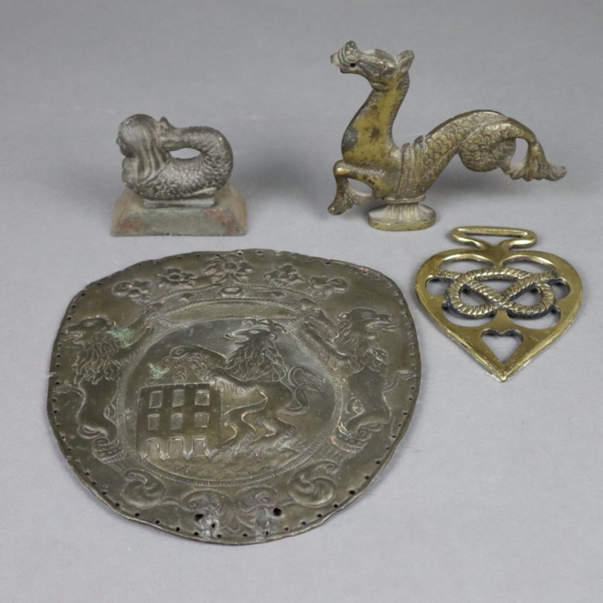 Konvolut Metallobjekte - Diverses, 4-teilig.: 1x Wappenschild, ca.19,5x17,5cm, 1x Hippokamp als