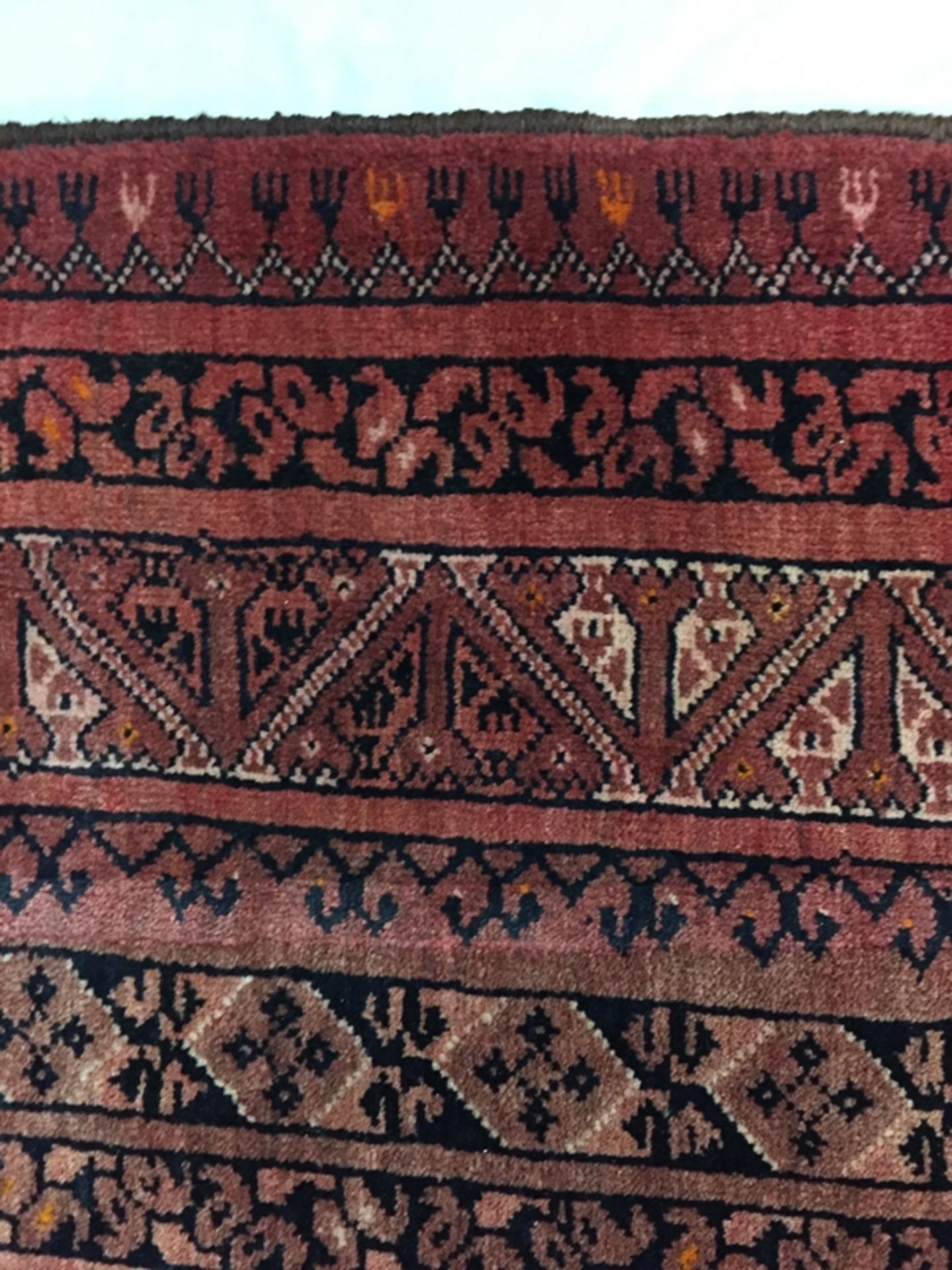 Belutsch-Teppich - Afganistan, 20.Jh., Wolle, rotgrundig, rechteckiges Mittelfeld, mehrfache - Bild 8 aus 9