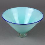 Runde Schale - konische Form auf eingezogenem rundem Fuß, Klarglas, opaker türkisblauer Überfang,