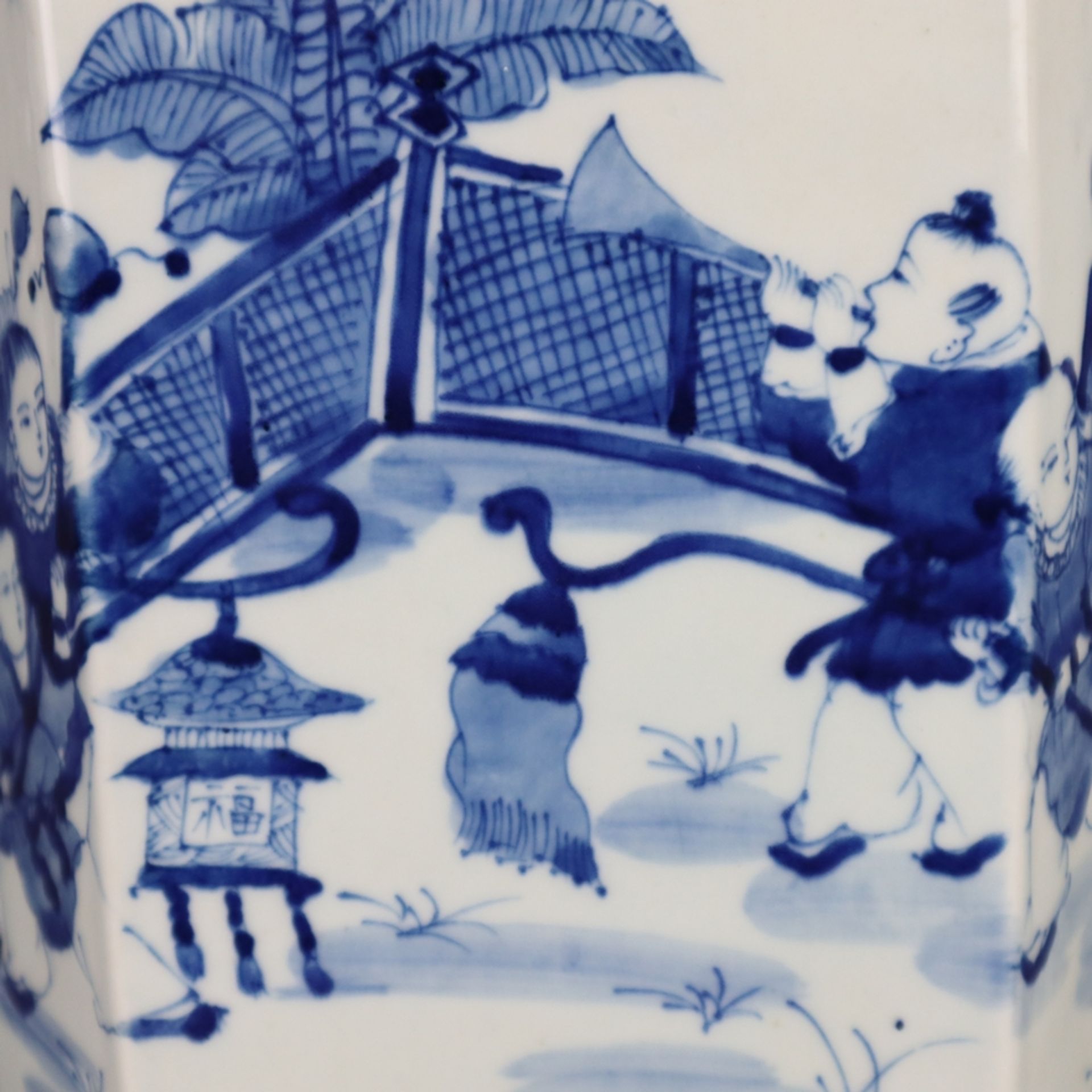 Große Teedose - China, hexagonale Form, Porzellan mit unterglasurblauer figürlicher Malerei, - Image 5 of 9