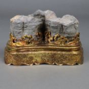 Zierobjekt/Stein auf Sockel - China, späte Qing-Dynastie, Kupferbronze vergoldet, fein graviert,