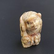 Kleines Okimono - Japan, frühe Shôwa-Zeit, Elfenbein geschnitzt, graviert und partiell eingefärbt,