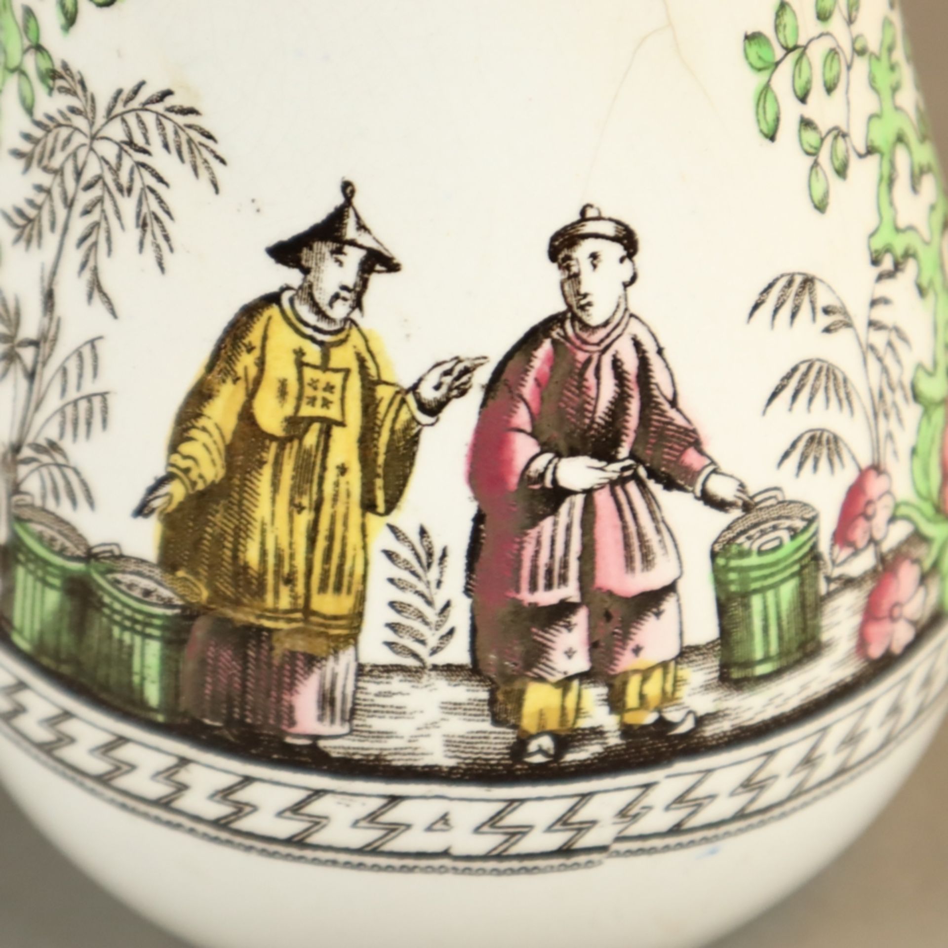 Fayence-Kanne - 18./19.Jh., heller Scherben, milchweiß glasiert, polychromer Chinoiserie-Dekor, - Bild 5 aus 7