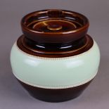 Keramik-Tabaktopf - sandfarbener Scherben, Glasur in Braun und Lindgrün, gebauchte Wandung auf